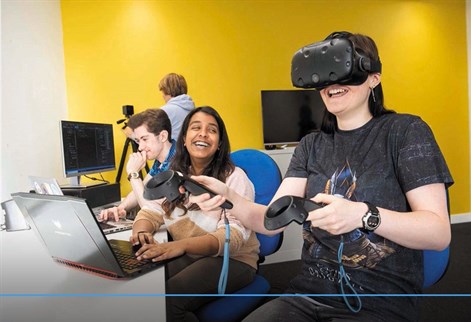 Students learn with virtual reality equipment