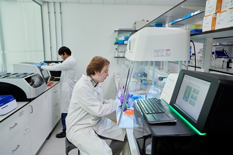 Student working in Integrative Genomics Unit