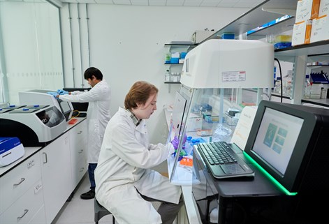 Student working in Integrative Genomics Unit