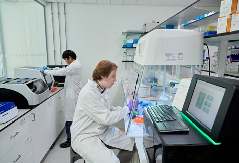 Student working in Integrative Genomics Unit