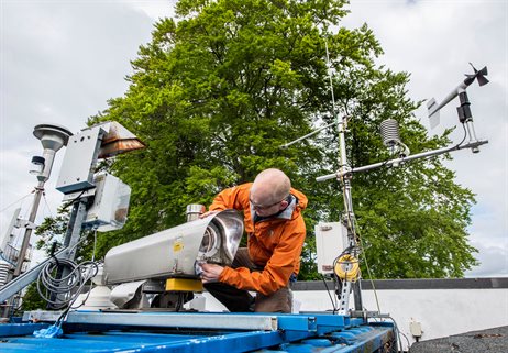 Person working at the air monitoring station