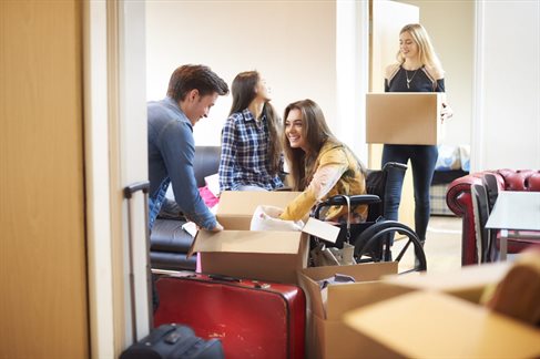 student in a wheelchair and their housemates moving into halls