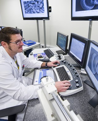 Postgraduate research student using microscopy suite