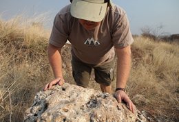 David-Nash-with-silcrete-boulder