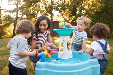 Female teacherand_toddlers_water_play