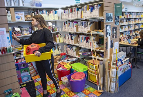 Student teacher in the curriculum centre