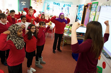 primary pupils in class with trainee teacher
