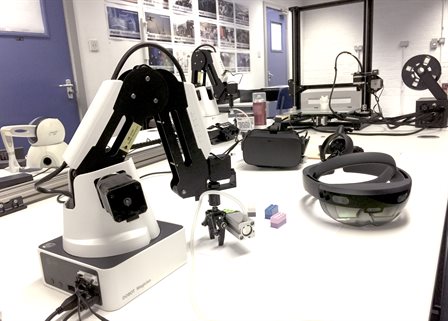 Digital construction lab with robotic arm