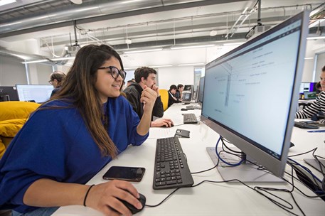 Student in the computer room using BIM