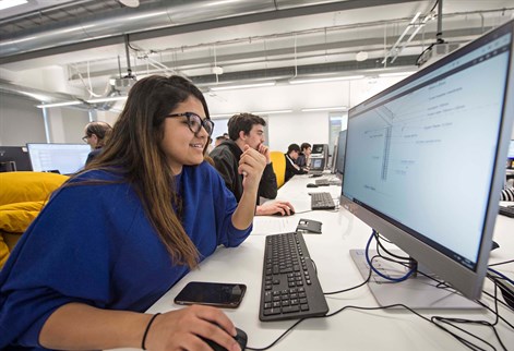 Student in the computer room using BIM