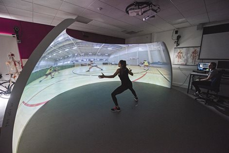 Student in front of a virtual projection