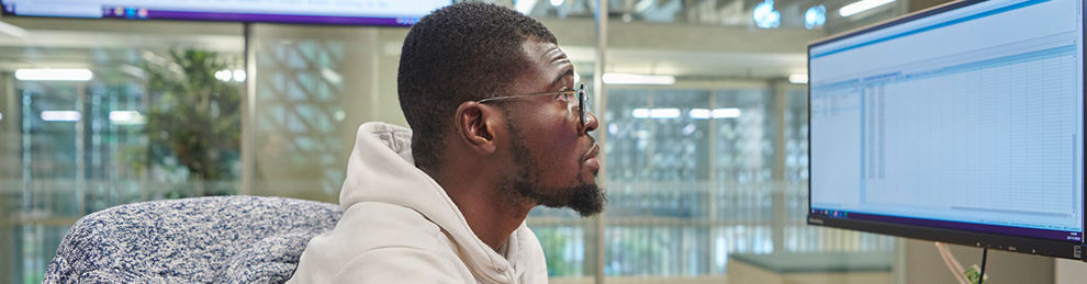 Student on computer in Bloomberg suite