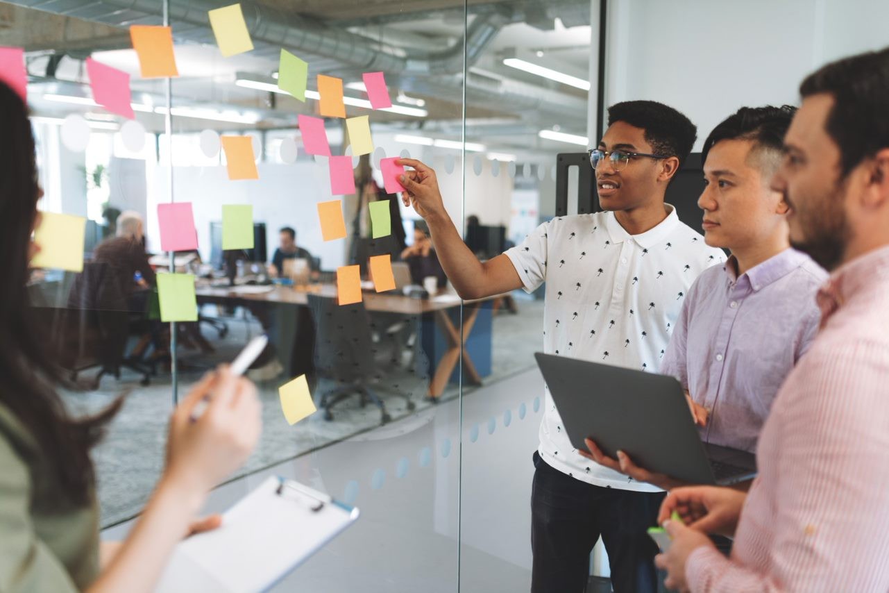 Marketing students discussing a project