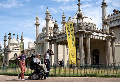 Couple of Brighton students walking outside Brighton Pavilion