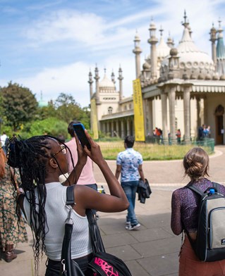 student-photo-taking-brighton-pavilion-city