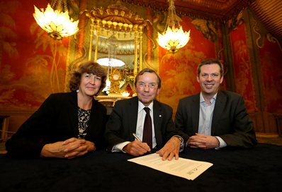 Janita Bagshawe, Professor Crampton, and Andrew Comben signing the Memorandum of Understanding