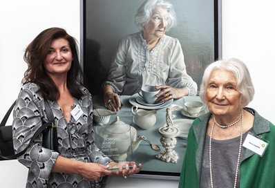 Miriam Escofet with her mother Alma in front of her winning painting