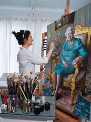 Working on the Queens portrait ©Miriam Escofet