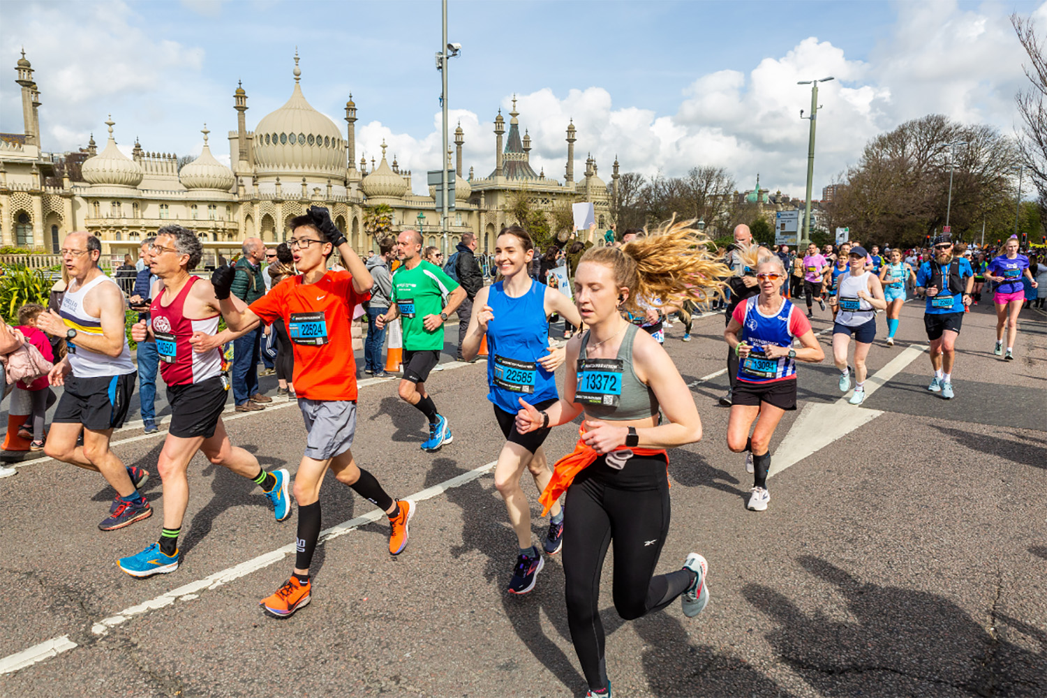 Marathon runners in front of Brighton Pavilion