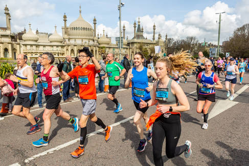 Marathon runners in front of Brighton Pavilion
