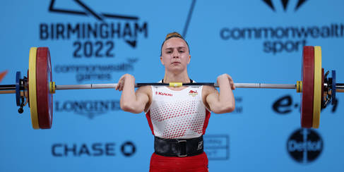 Jessica Gordon-Brown lifting weights at 2022 Commonwealth Games