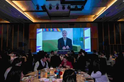 UoB VC Donna Whitehead congratulating Linh for award